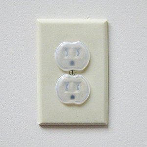 Dreambaby L1021 12pk  Outlet Plugs     Outlet Plugs