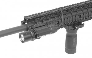 Utg LTEL202RA 400 Lumen Combat Led Weapon Light 4.3 Inch Integral Moun