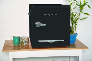 Curtis EFR176-BLACK 1.6 Cuft Retro Fridge Rd