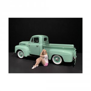 American 38239 Brand New 118 Scale Of Car Girl In Tee Madee Figurine F