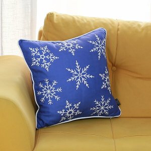 Homeroots.co 376858 Set Of 4 18 Christmas Snowflakes Throw Pillow Cove