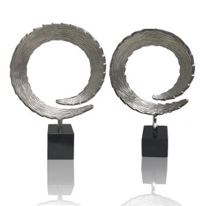 Homeroots.co 354696 3 X 10 X 15.5 Silver And Black Small Tail Sculptur