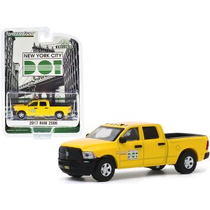 Greenlight 30173 2017 Ram 2500 Pickup Truck Yellow New York City Dot -