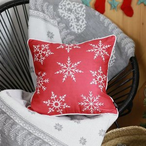 Homeroots.co 355623 18x18 Red Snowflakes Christmas Decorative Throw Pi