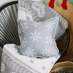 Homeroots.co 355621 18x18 White Snow Flakes Christmas Decorative Throw