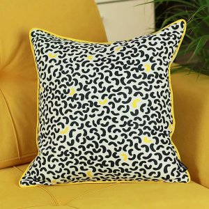 Homeroots.co 355370 18x18 Memphis Printed Decorative Throw Pillow Cove