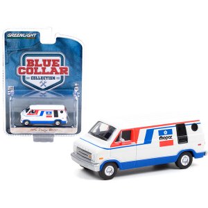 Greenlight 35200SET 1983 Chevrolet C20 Scottsdale Tow Truck With Drop-